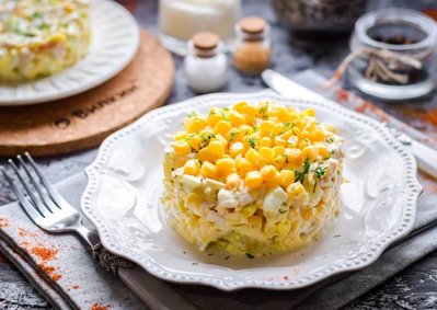 salat-s-kopchenoi-kuricei-i-ananasami.jpg
