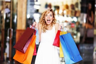 bist-young-women-with-bag-by-yastremska-web.jpg